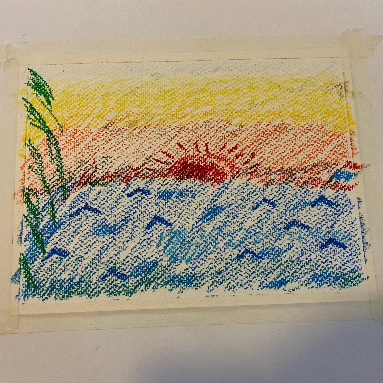 用色鉛筆畫的日出海景，紅色太陽、藍色海浪與綠色蘆葦